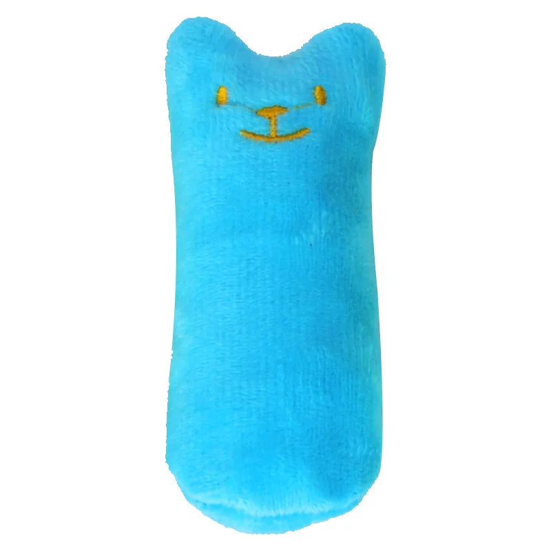 Chat jouant seul avec sa peluche à la cataire