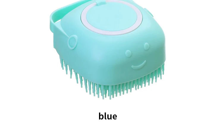 Brosse de bain rincée sous l'eau
