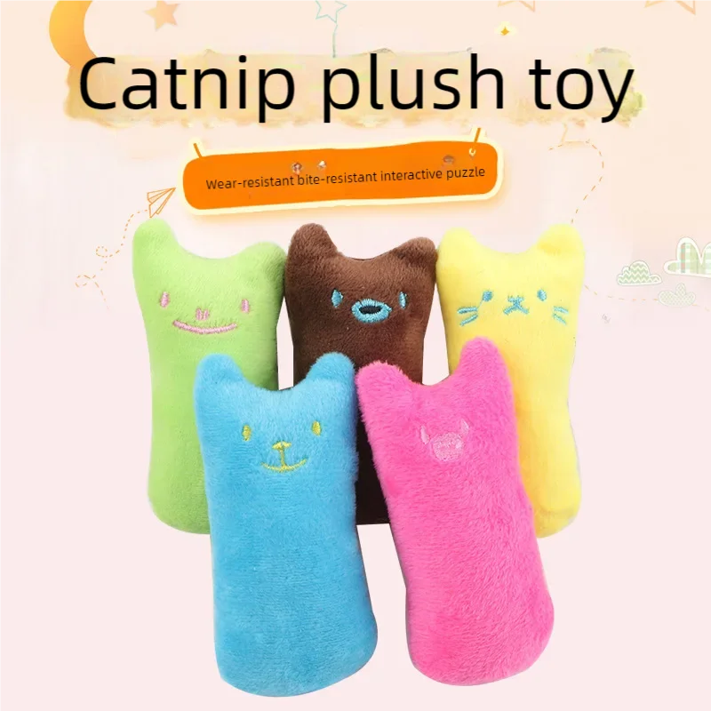 Chat mordant le jouet catnip en peluche