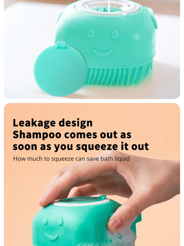 Chien lavé avec la brosse de bain en silicone