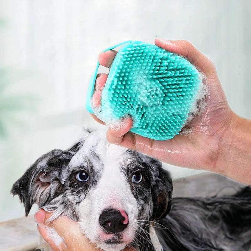 Brosse de bain en silicone tenue dans la main