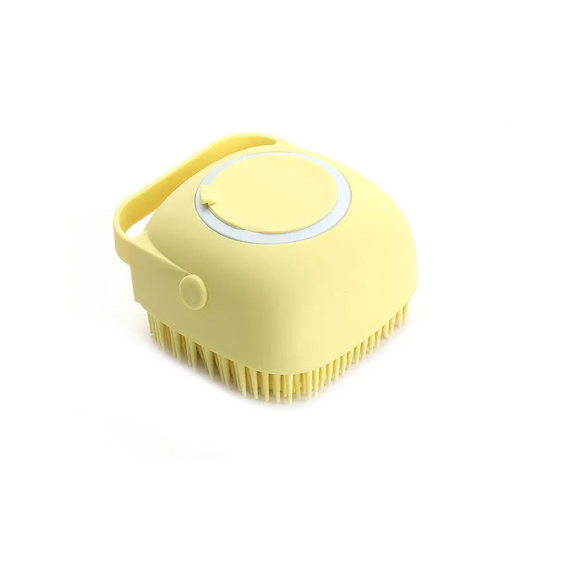 Chat lavé sans stress avec la brosse en silicone